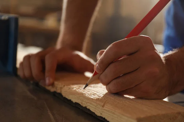 Professional Carpenter Making Mark Wooden Board Workshop Closeup — Stock Photo, Image