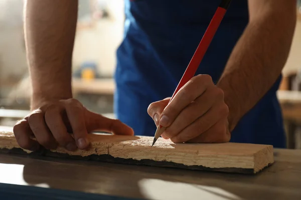 職場で木製ボード上のプロの大工のマークを作る クローズアップ — ストック写真