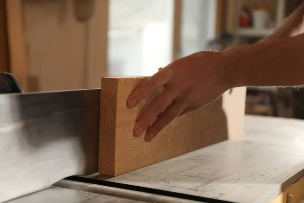 Carpintero Profesional Trabajando Con Madera Tienda Primer Plano —  Fotos de Stock