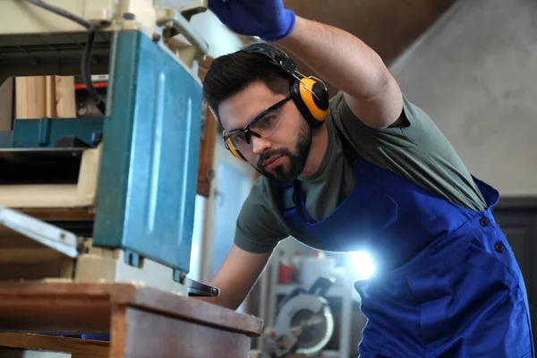 Professional Carpenter Working Grinding Machine Shop — Stock Photo, Image