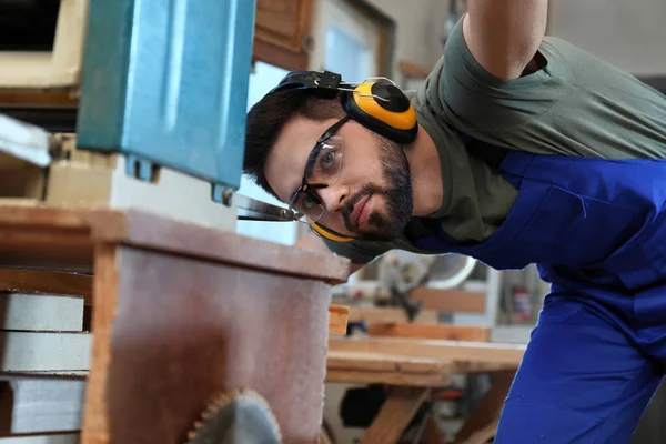 Professional Carpenter Working Grinding Machine Shop — Stock Photo, Image
