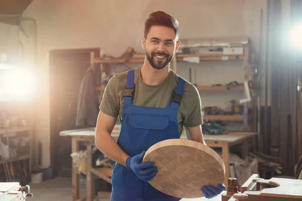 Professionele Timmerman Met Rond Stuk Hout Werkplaats — Stockfoto