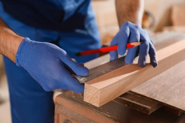 Professionell Snickare Gör Märke Träribba Verkstad Närbild — Stockfoto