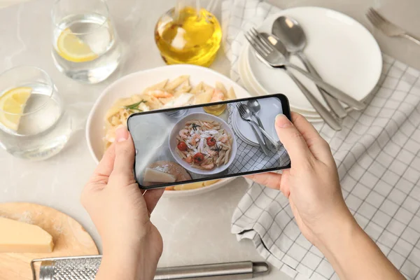 Blogueur Alimentaire Prenant Des Photos Pâtes Savoureuses Avec Des Crevettes — Photo