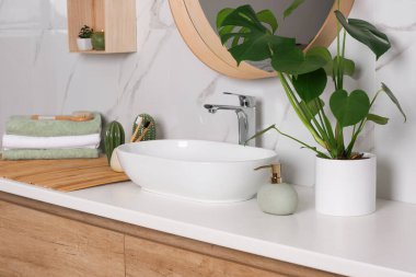 Modern banyodaki ışıklı tezgahta şık bir gemi batıyor.