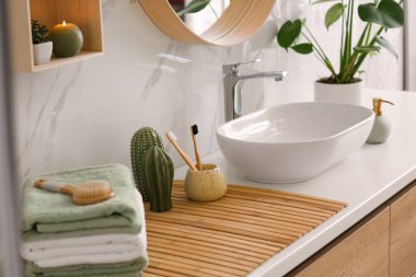 Modern banyodaki ışıklı tezgahta şık bir gemi batıyor.