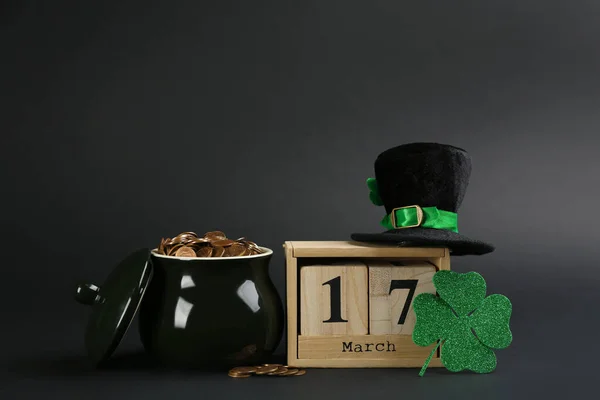 Samenstelling Met Pot Met Gouden Munten Houten Blokkenkalender Zwarte Achtergrond — Stockfoto