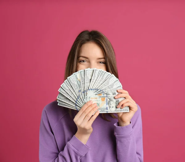 Νεαρή Γυναίκα Λεφτά Ροζ Φόντο Χώρος Για Κείμενο — Φωτογραφία Αρχείου