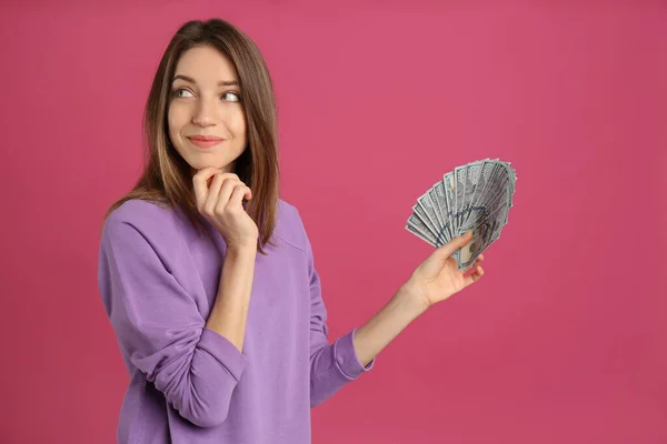 Ευτυχισμένη Νεαρή Γυναίκα Μετρητά Χρήματα Ροζ Φόντο — Φωτογραφία Αρχείου