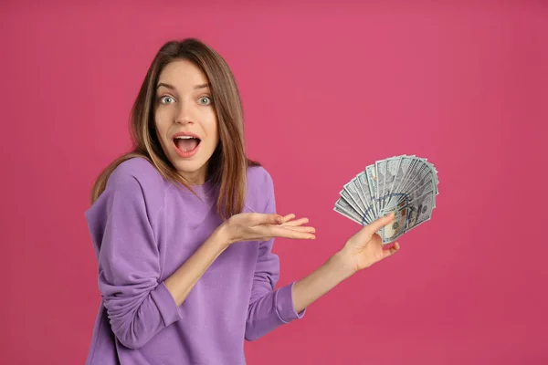 Surpreendida Jovem Mulher Com Dinheiro Dinheiro Fundo Rosa — Fotografia de Stock