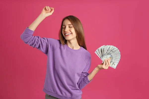 Glückliche Junge Frau Mit Bargeld Auf Rosa Hintergrund — Stockfoto