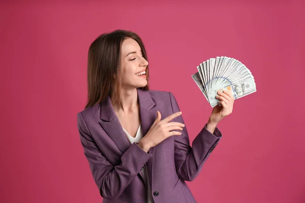 Jovem Feliz Com Dinheiro Dinheiro Fundo Rosa — Fotografia de Stock