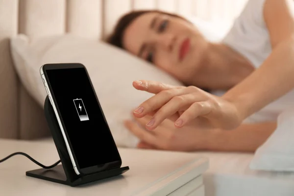 Frau Entwendet Smartphone Aus Wlan Ladegerät Schlafzimmer — Stockfoto