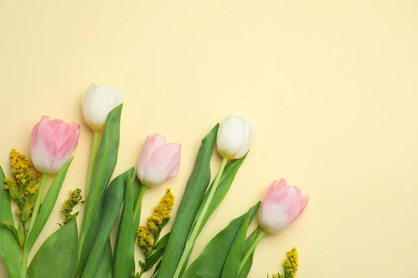 Platte Lay Compositie Met Lentebloemen Gele Achtergrond Ruimte Voor Tekst — Stockfoto