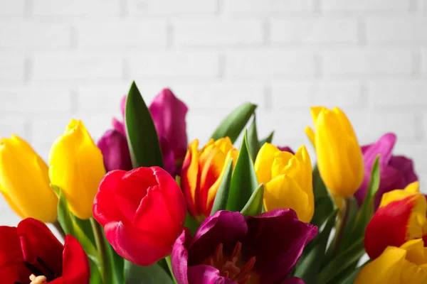 Tulipas Bonitas Mola Perto Parede Branca Tijolo Closeup — Fotografia de Stock