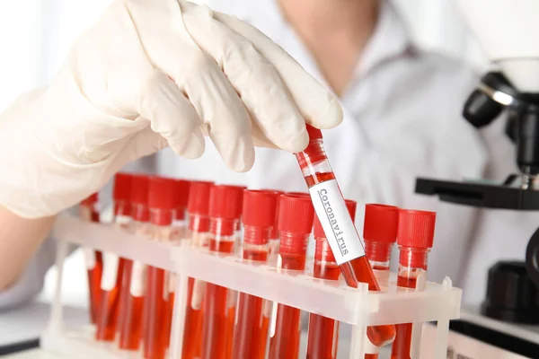 Bilim Adamı Kan Örneğiyle Test Tüpü Alıyor Laboratuvardaki Raflardan Corona — Stok fotoğraf