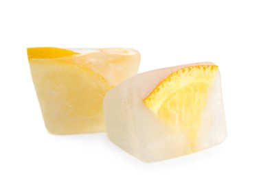 Beyaz zemin üzerinde portakal olan buz küpleri