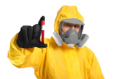 Kimyasal koruyucu giysili bir adam beyaz arka planda test tüpü kan örneği tutuyor. Virüs araştırması