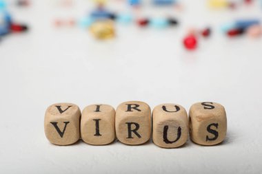 Sözcük VIRUS beyaz zemin üzerinde tahta küplerden yapılmış