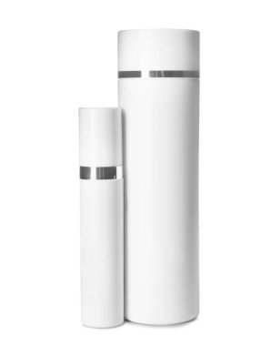 Beyaza izole edilmiş lüks kozmetik ürünler.