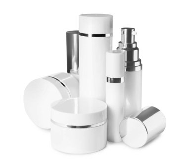 Beyaza izole edilmiş lüks kozmetik ürünler.