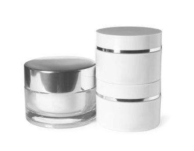 Beyaza izole edilmiş lüks kozmetik ürünler.