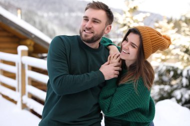 Karlı bir günde güzel bir çift birlikte vakit geçiriyor. Kış tatili