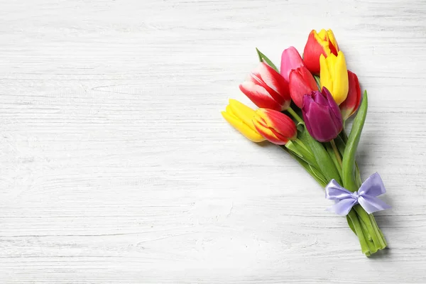 Bellissimi Tulipani Primaverili Tavolo Legno Bianco Vista Dall Alto Spazio — Foto Stock