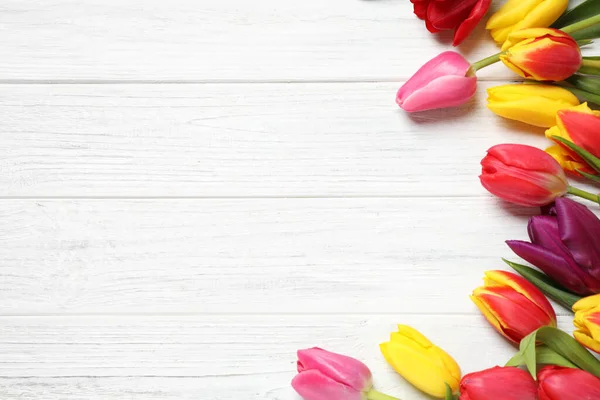 Belles Tulipes Ressort Sur Table Bois Blanc Pose Plate Espace — Photo