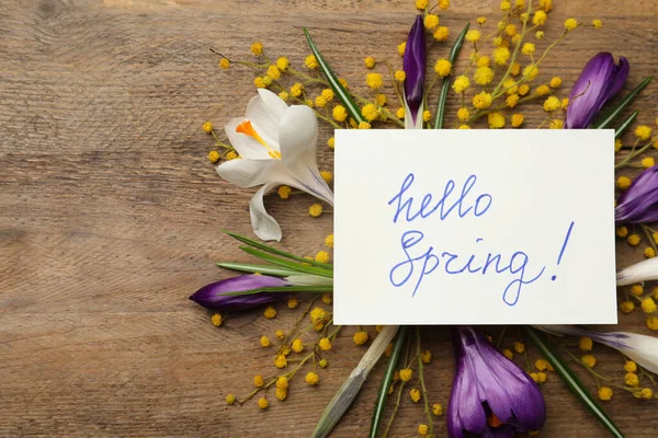 카드와 Hello Spring 테이블에 — 스톡 사진