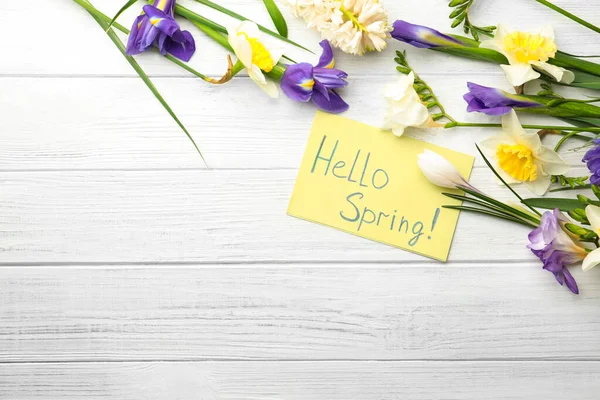 Карточка Словами Hello Spring Свежими Цветами Белом Деревянном Столе Плоский — стоковое фото
