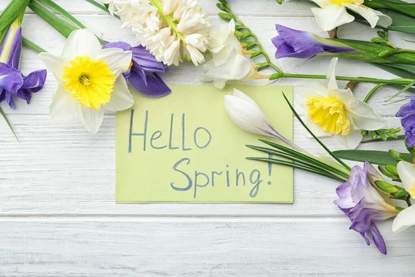 Открытка Словами Hello Spring Свежие Цветы Белом Деревянном Столе Плоский — стоковое фото
