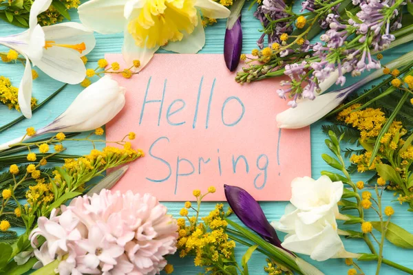 Розовая Карточка Словами Hello Spring Живыми Цветами Светло Голубом Деревянном — стоковое фото