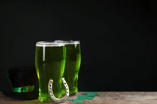 Composición Con Cerveza Verde Hojas Trébol Sobre Mesa Madera Sobre — Foto de Stock