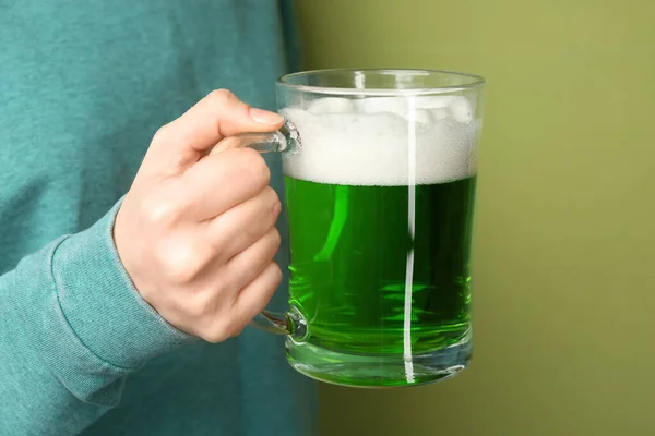 Mujer Con Cerveza Verde Sobre Fondo Color Primer Plano Celebración —  Fotos de Stock