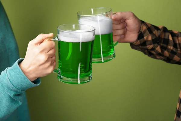 Hombre Mujer Brindando Con Cerveza Verde Sobre Fondo Color Primer —  Fotos de Stock