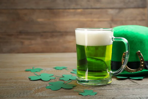 Cerveza Verde Sombrero Hojas Trébol Sobre Mesa Madera Espacio Para — Foto de Stock