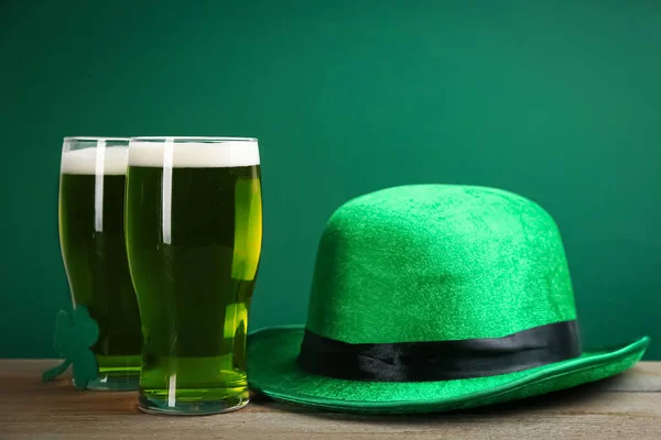 Cerveza Verde Sombrero Sobre Mesa Madera Celebración Del Día San — Foto de Stock