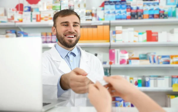 Farmacéutico Profesional Dando Pastillas Cliente Farmacia Moderna — Foto de Stock