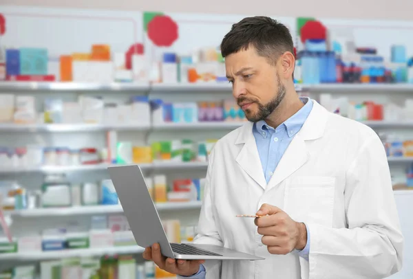 Berufsapotheker Mit Laptop Moderner Drogerie — Stockfoto