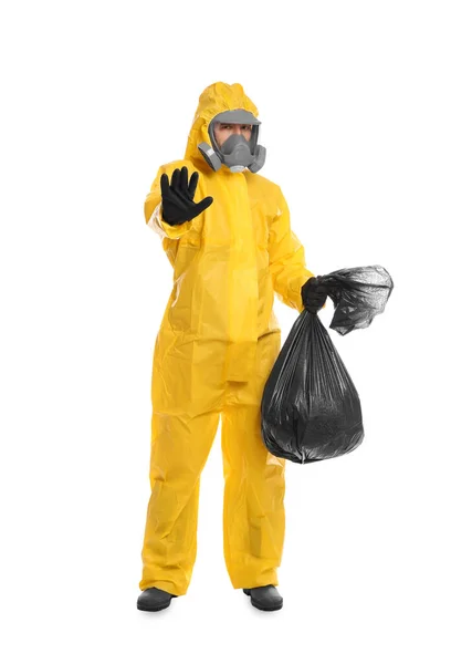 Άντρας Στολή Χημικής Προστασίας Που Κρατάει Σακούλα Σκουπιδιών Λευκό Φόντο — Φωτογραφία Αρχείου