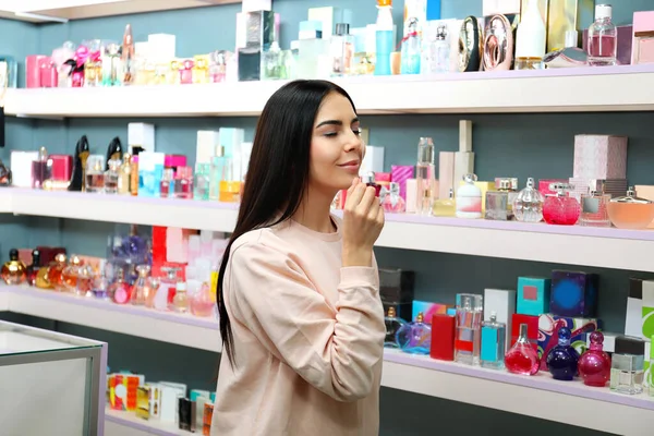 Vakker Ung Kvinne Som Velger Parfyme Butikk – stockfoto