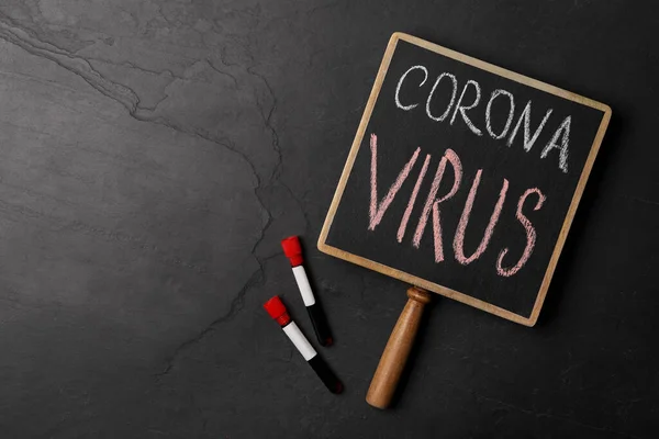 Pizarra Con Frase Corona Virus Tubos Ensayo Sobre Fondo Negro — Foto de Stock