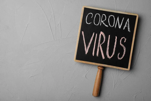 Крейдова Дошка Фразою Corona Virus Світло Сірому Тлі Вид Зверху — стокове фото