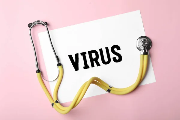 紙と単語ウイルスとピンクの背景に聴診器 フラットレイ — ストック写真