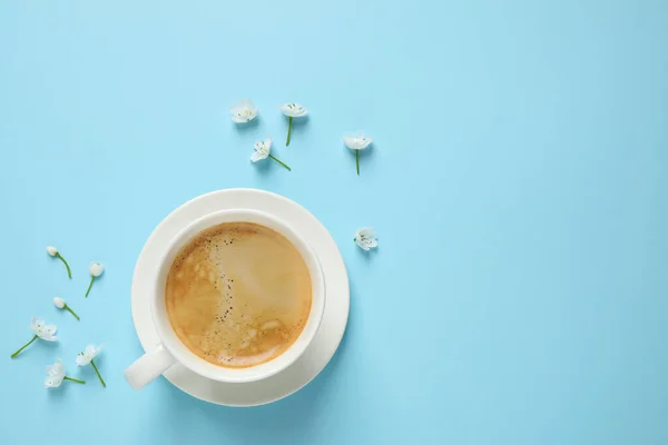 Flores Brancas Café Fundo Azul Claro Flat Lay Com Espaço — Fotografia de Stock