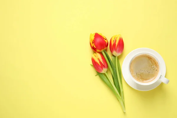 Tulipanes Primavera Café Sobre Fondo Amarillo Plano Con Espacio Para — Foto de Stock
