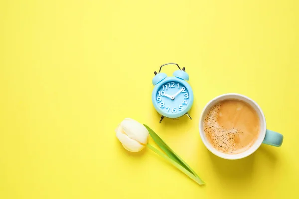 Tulipa Branca Despertador Café Fundo Amarelo Flat Lay Com Espaço — Fotografia de Stock