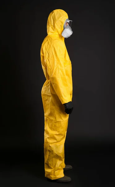 Een Man Met Een Chemisch Beschermingspak Zwarte Achtergrond Virusonderzoek — Stockfoto