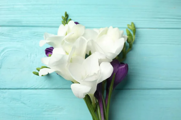 Mavi Ahşap Masa Üzerinde Güzel Bahar Çiçekleri Üst Manzara — Stok fotoğraf